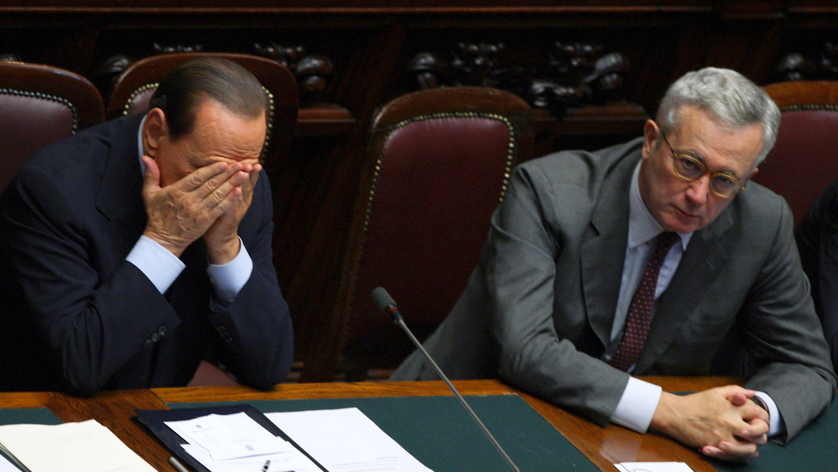 Silvio_Berlusconi_hlava v dlaniach